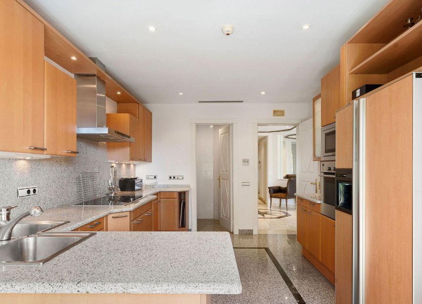 Resale - Apartment - Middle Floor Apartment - Marbella - Nueva Andalucia