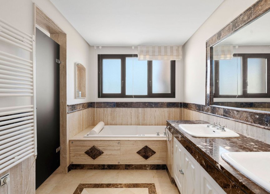 Resale - Apartment - Middle Floor Apartment - Marbella - Nueva Andalucia