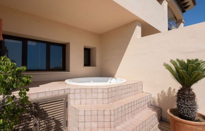 Resale - Apartment - Middle Floor Apartment - Marbella - Nueva Andalucia