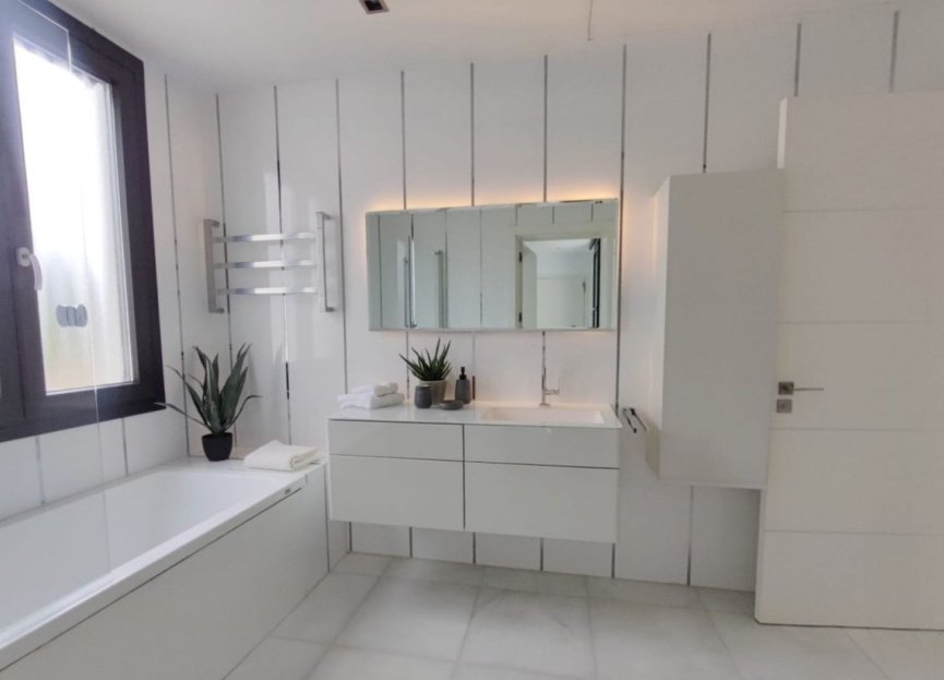 Resale - House - Detached Villa - Marbella - Nueva Andalucia