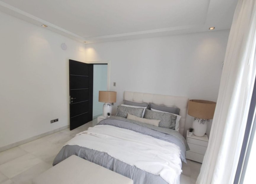 Resale - House - Detached Villa - Marbella - Nueva Andalucia