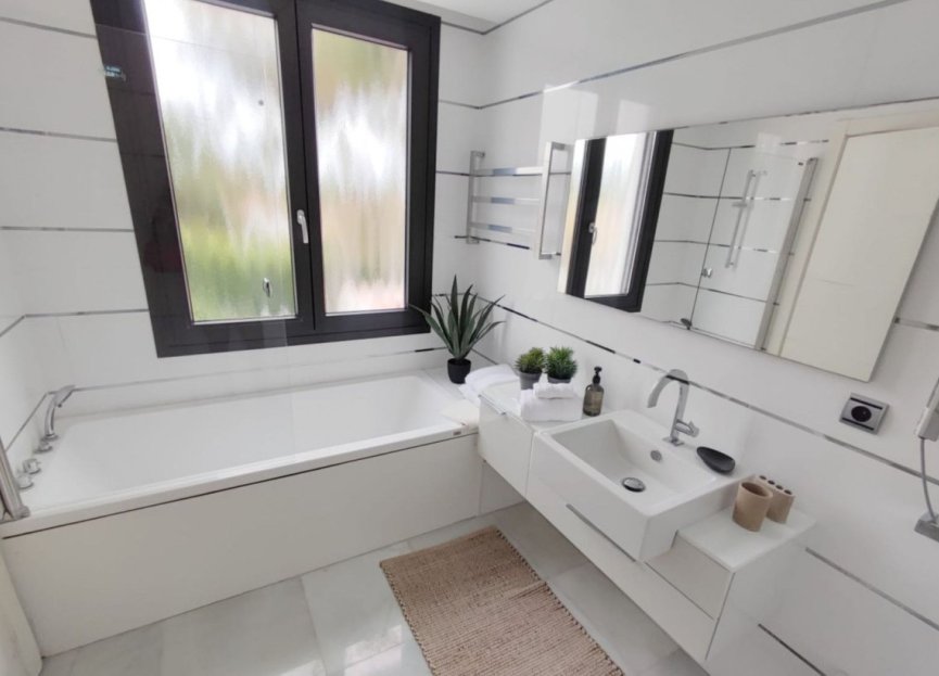 Resale - House - Detached Villa - Marbella - Nueva Andalucia