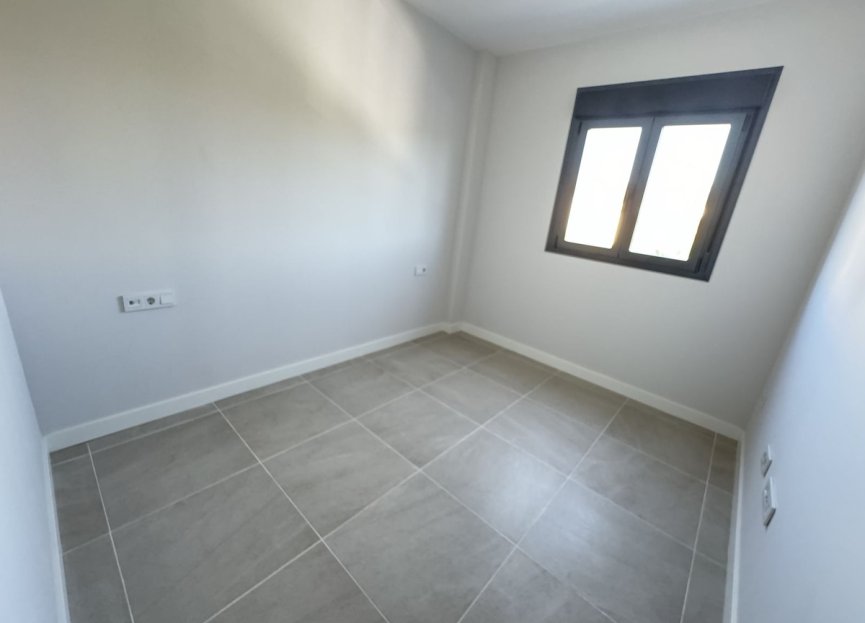 Resale - Apartment - Middle Floor Apartment - Estepona - Estepona Centro