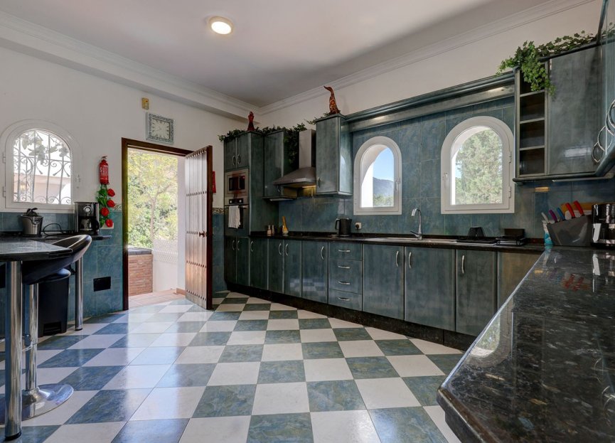 Resale - House - Detached Villa - Benahavís - Benahavís Centro