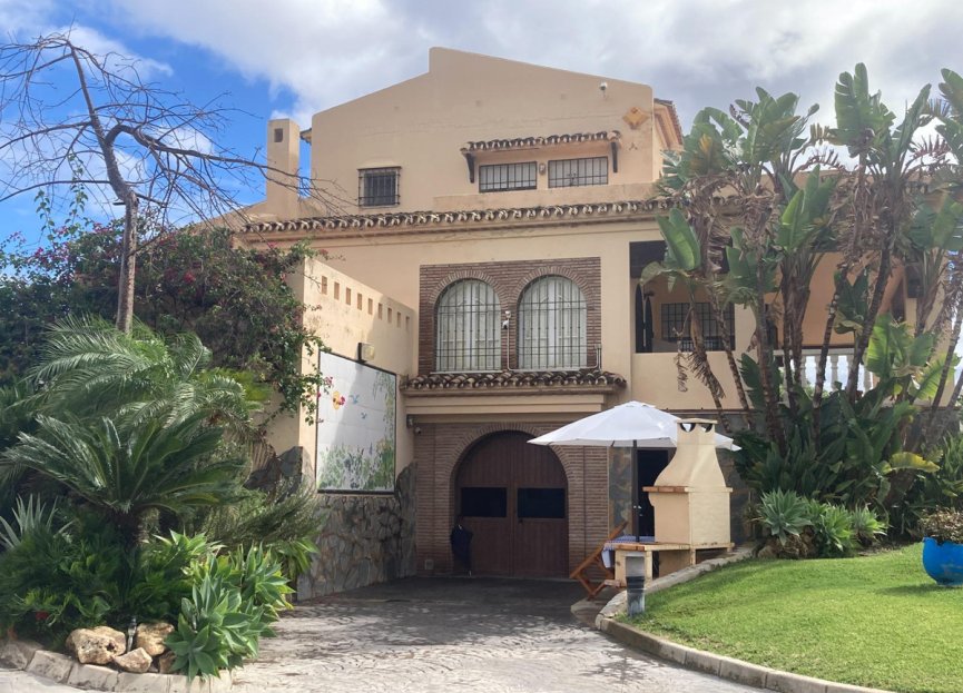 Resale - House - Detached Villa - Estepona - Selwo