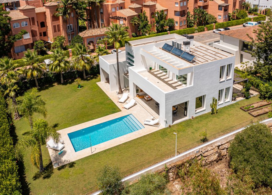 Resale - House - Detached Villa - Marbella - Guadalmina Baja