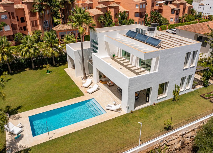 Resale - House - Detached Villa - Marbella - Guadalmina Baja