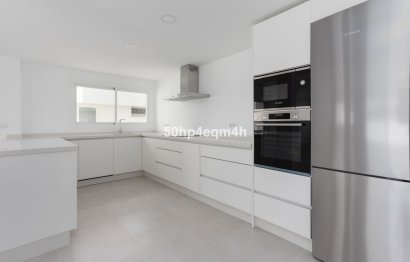 Resale - Apartment - Middle Floor Apartment - Marbella - Guadalmina Baja