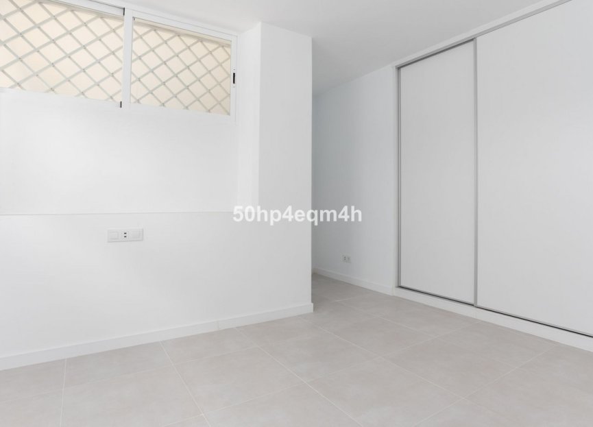Resale - Apartment - Middle Floor Apartment - Marbella - Guadalmina Baja
