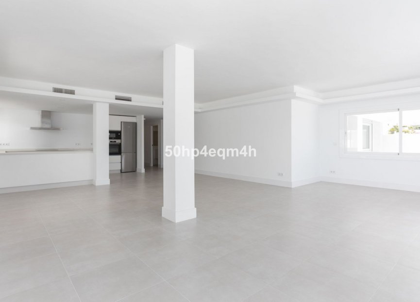 Resale - Apartment - Middle Floor Apartment - Marbella - Guadalmina Baja