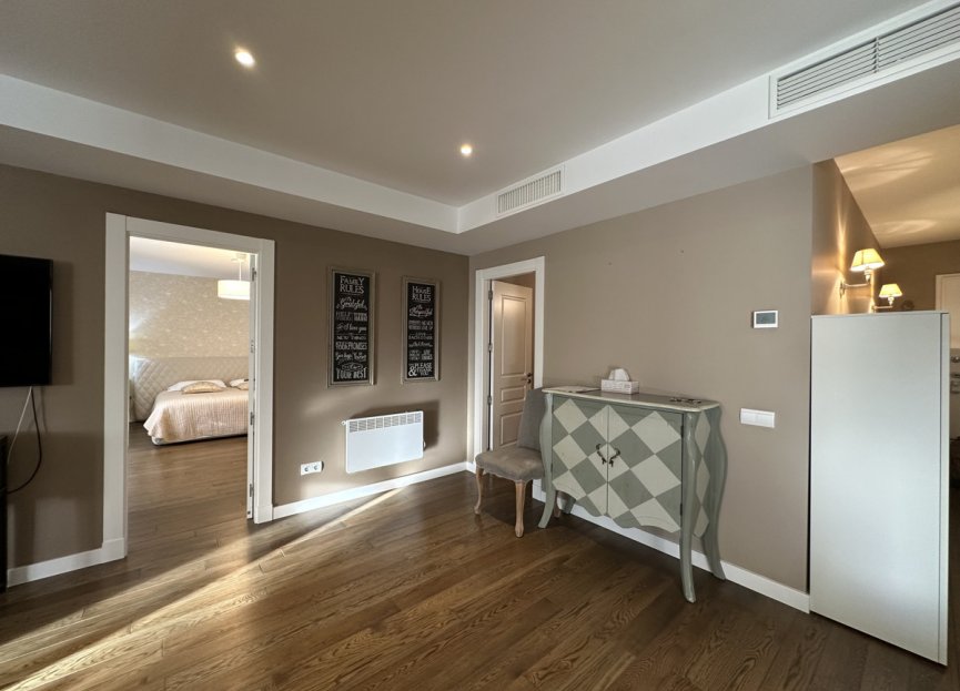 Resale - Apartment - Middle Floor Apartment - Marbella - Puerto Banús