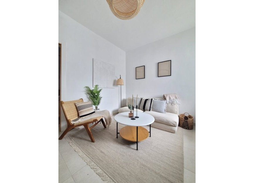 Resale - Apartment - Middle Floor Apartment - Estepona - Estepona Centro