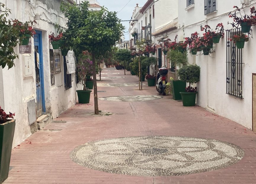 Resale - Apartment - Middle Floor Apartment - Estepona - Estepona Centro