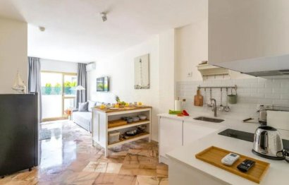 Resale - Apartment - Middle Floor Apartment - Marbella - Elviria