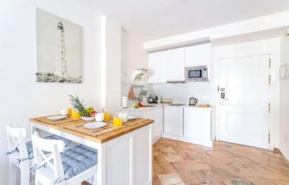 Resale - Apartment - Middle Floor Apartment - Marbella - Elviria