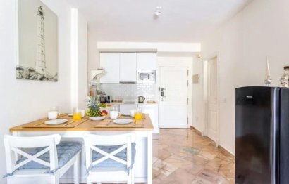 Resale - Apartment - Middle Floor Apartment - Marbella - Elviria