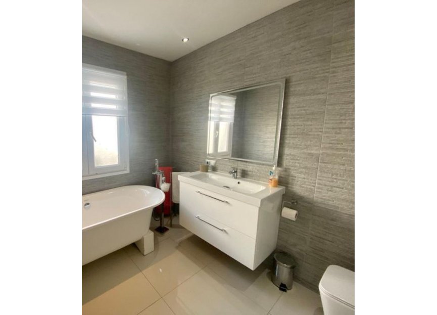 Resale - House - Detached Villa - Marbella - Nueva Andalucia