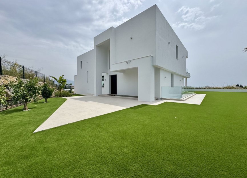 Resale - House - Detached Villa - Estepona - Cancelada