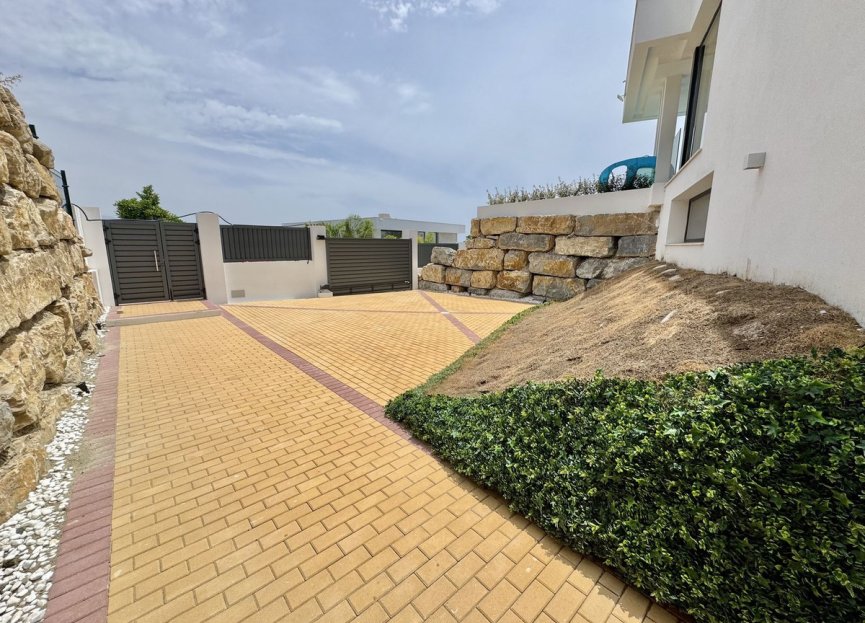 Resale - House - Detached Villa - Estepona - Cancelada