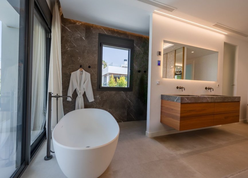 Resale - House - Detached Villa - Marbella - Puerto Banús