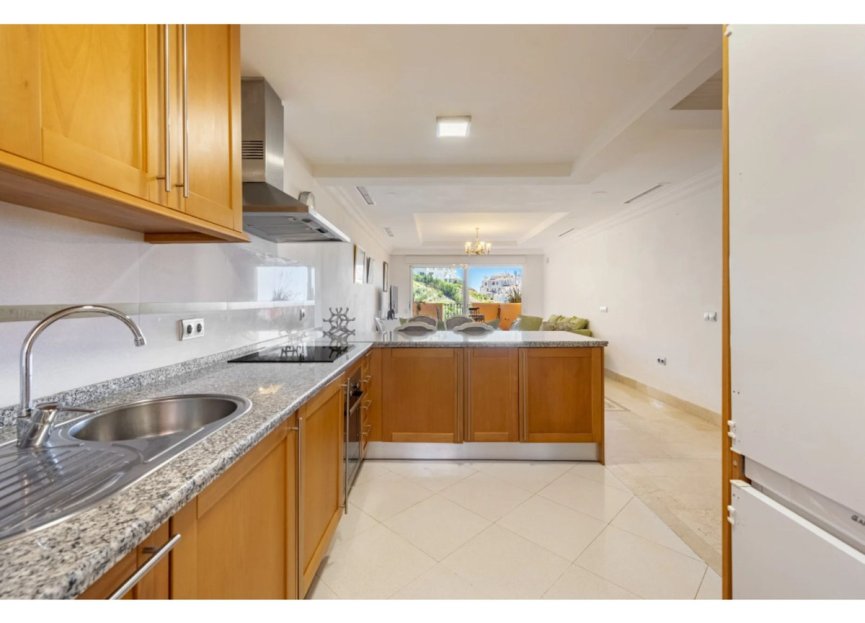 Resale - Apartment - Middle Floor Apartment - Marbella - Nueva Andalucia