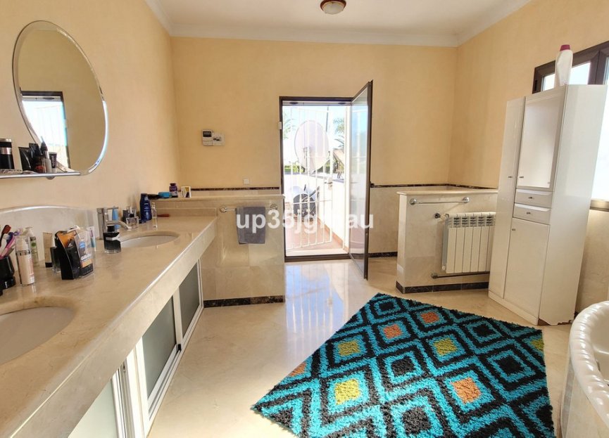 Resale - House - Detached Villa - Estepona - Bel Air