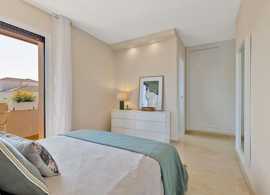 Resale - Apartment - Middle Floor Apartment - Marbella - Nueva Andalucia