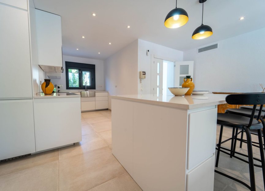 Resale - House - Detached Villa - Marbella - Marbesa