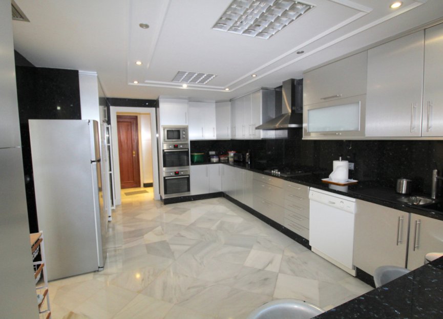 Resale - Ground floor apartment - Marbella - Puerto Banús