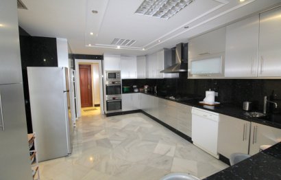 Resale - Ground floor apartment - Marbella - Puerto Banús