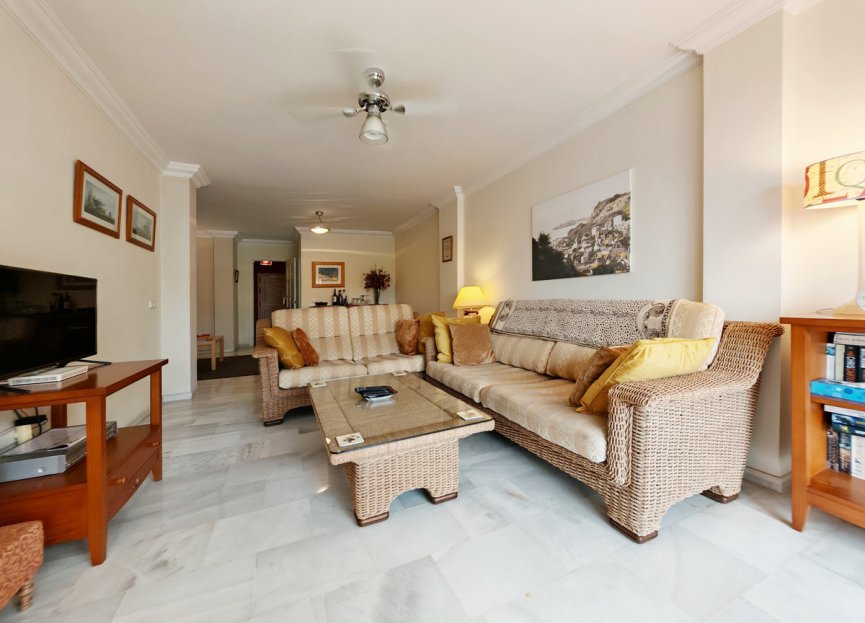Resale - Apartment - Middle Floor Apartment - Marbella - Elviria