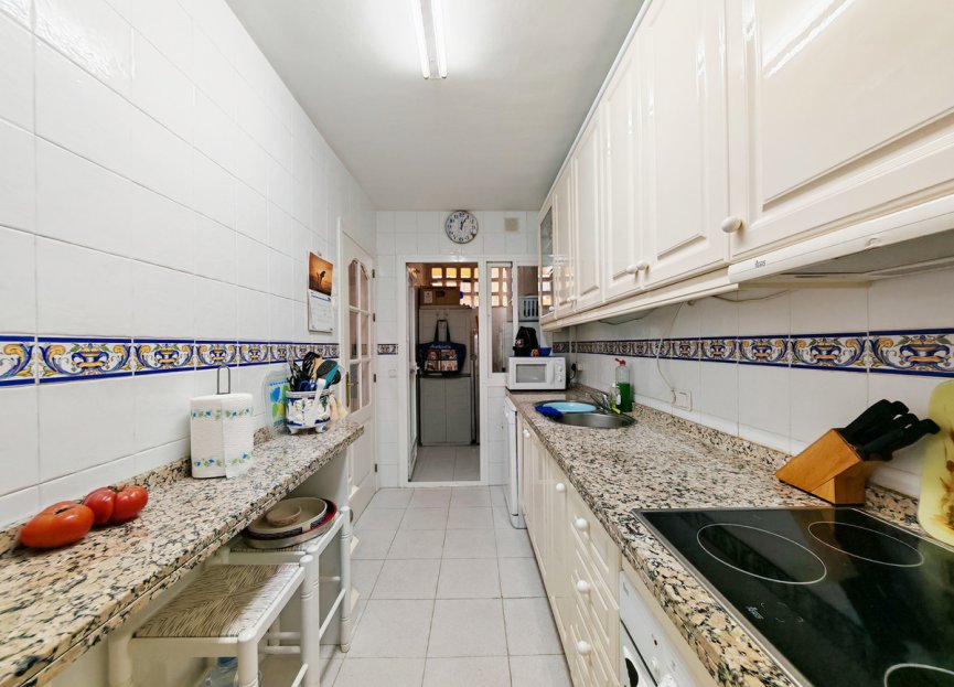 Resale - Apartment - Middle Floor Apartment - Marbella - Elviria