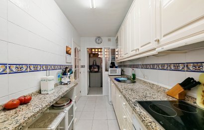 Resale - Apartment - Middle Floor Apartment - Marbella - Elviria