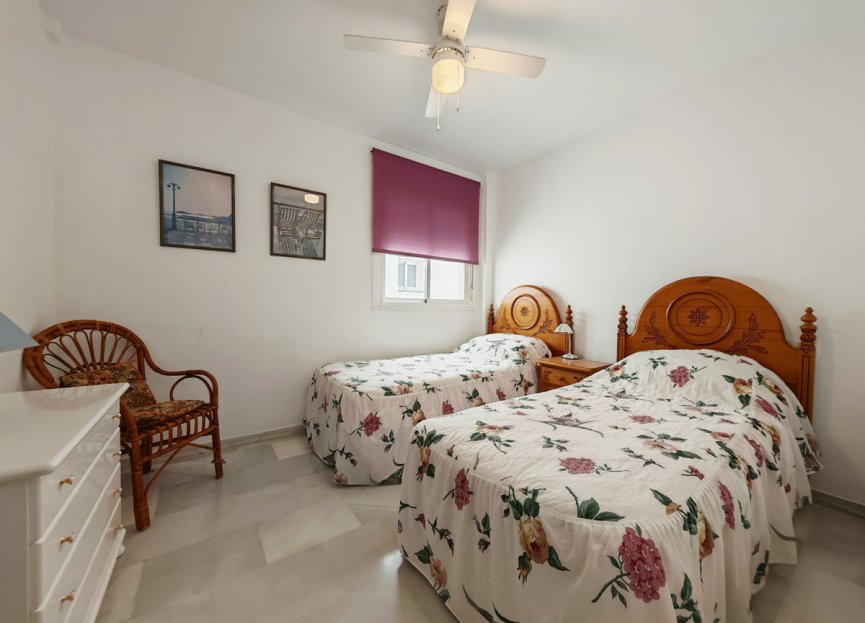 Resale - Apartment - Middle Floor Apartment - Marbella - Elviria