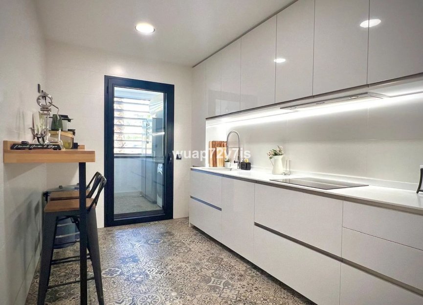 Resale - Apartment - Middle Floor Apartment - Estepona - Estepona Centro