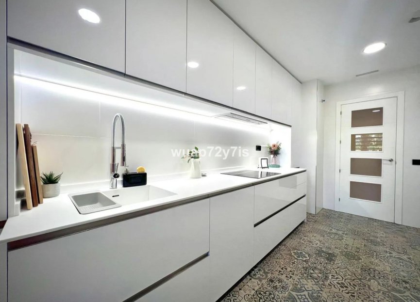 Resale - Apartment - Middle Floor Apartment - Estepona - Estepona Centro