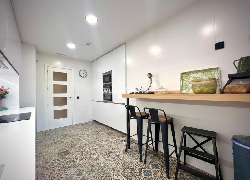 Resale - Apartment - Middle Floor Apartment - Estepona - Estepona Centro