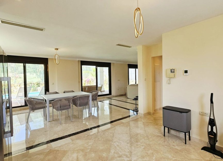 Resale - House - Detached Villa - Estepona - Estepona Centro