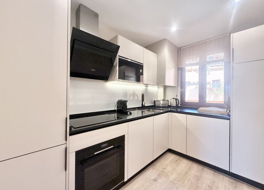 Resale - Apartment - Middle Floor Apartment - Benahavís - Benahavís Centro