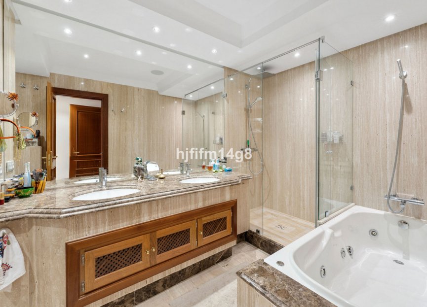 Resale - Apartment - Penthouse - Estepona - Estepona Centro