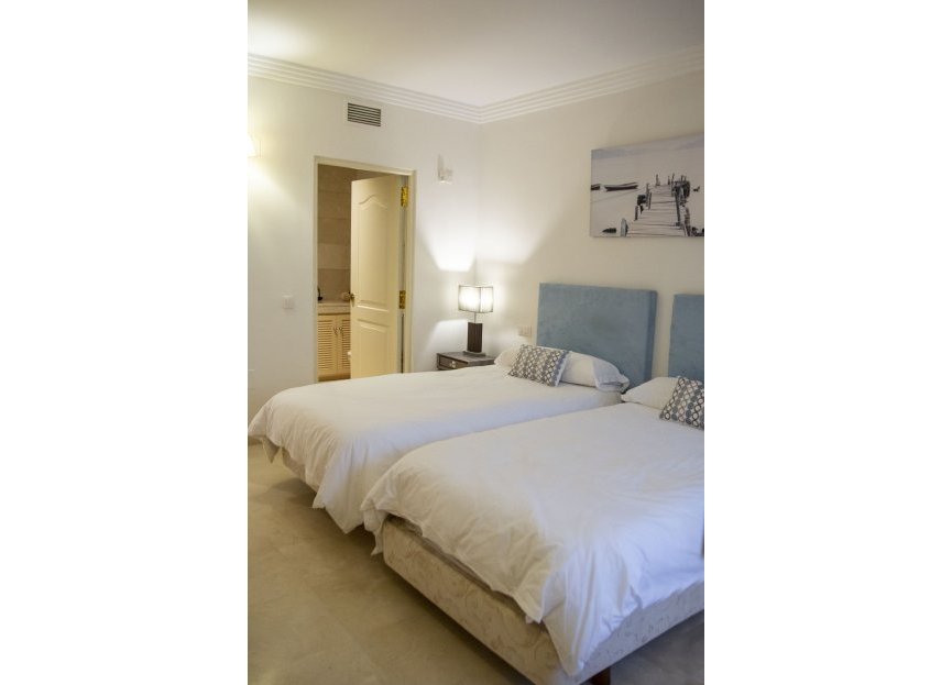 Resale - Apartment - Ground Floor Apartment - Marbella - Nueva Andalucia