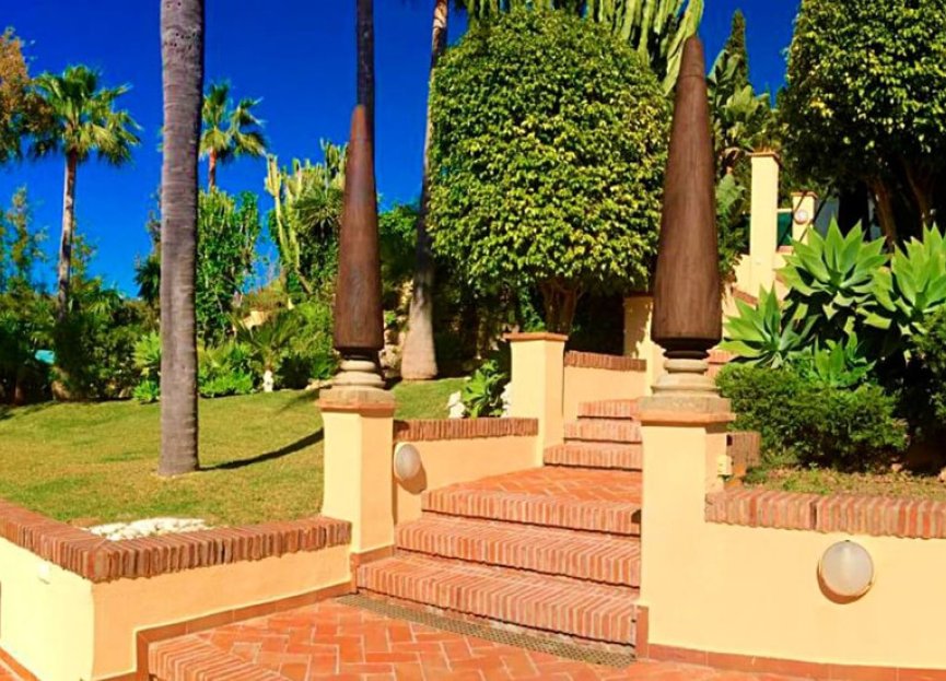 Resale - House - Detached Villa - Marbella - Elviria