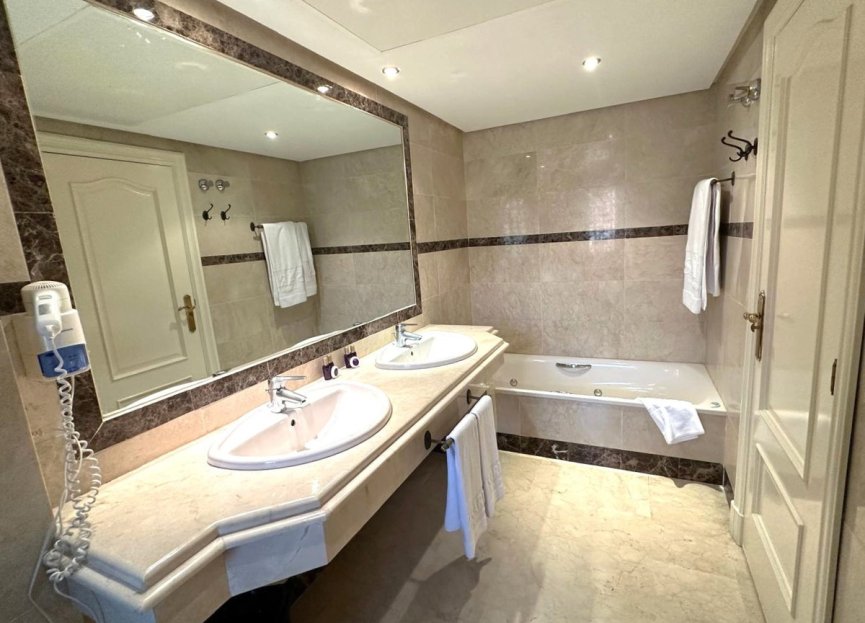 Resale - Apartment - Middle Floor Apartment - Marbella - Puerto Banús