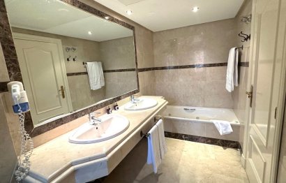 Resale - Apartment - Middle Floor Apartment - Marbella - Puerto Banús