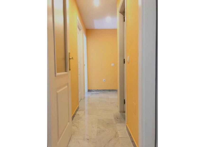 Resale - Apartment - Middle Floor Apartment - Marbella - Nueva Andalucia