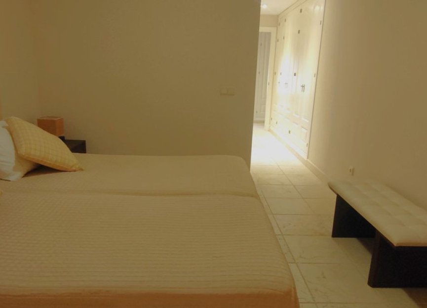 Resale - Apartment - Middle Floor Apartment - Estepona - Atalaya