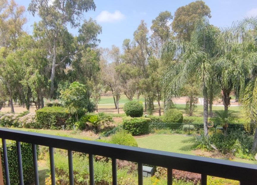 Resale - Apartment - Middle Floor Apartment - Estepona - Atalaya