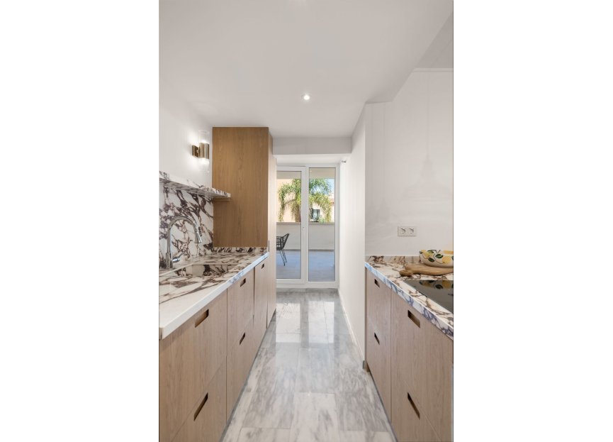 Resale - Apartment - Middle Floor Apartment - Marbella - Nueva Andalucia