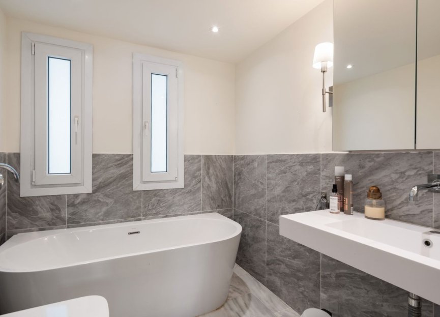 Resale - Apartment - Middle Floor Apartment - Marbella - Nueva Andalucia