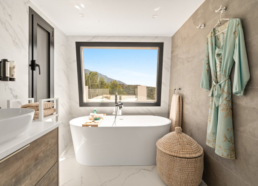 Resale - House - Detached Villa - Marbella - Nueva Andalucia